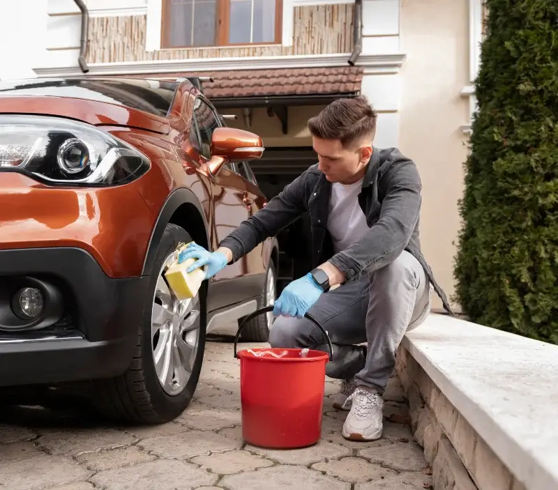 Lavage auto à domicile Groffliers : professionnel intervenant sur un véhicule